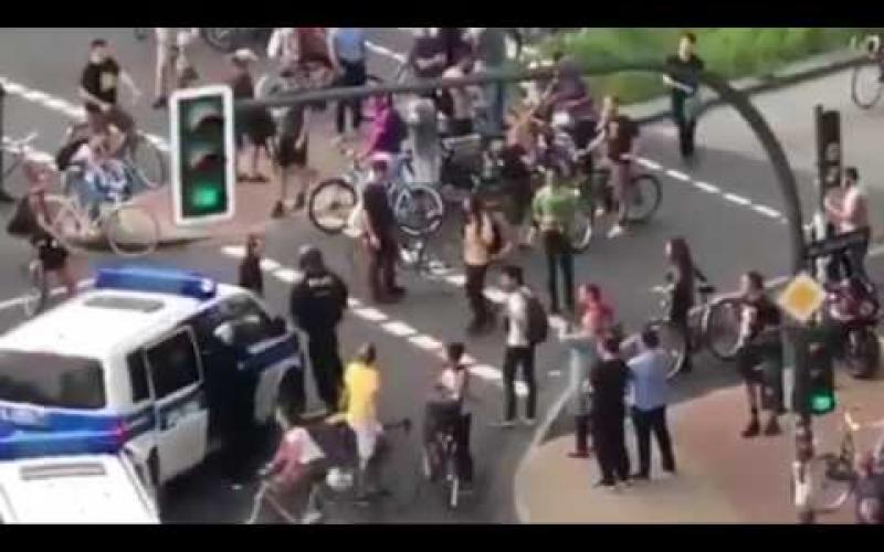 Embedded thumbnail for 看國外警察怎麼對付刁民